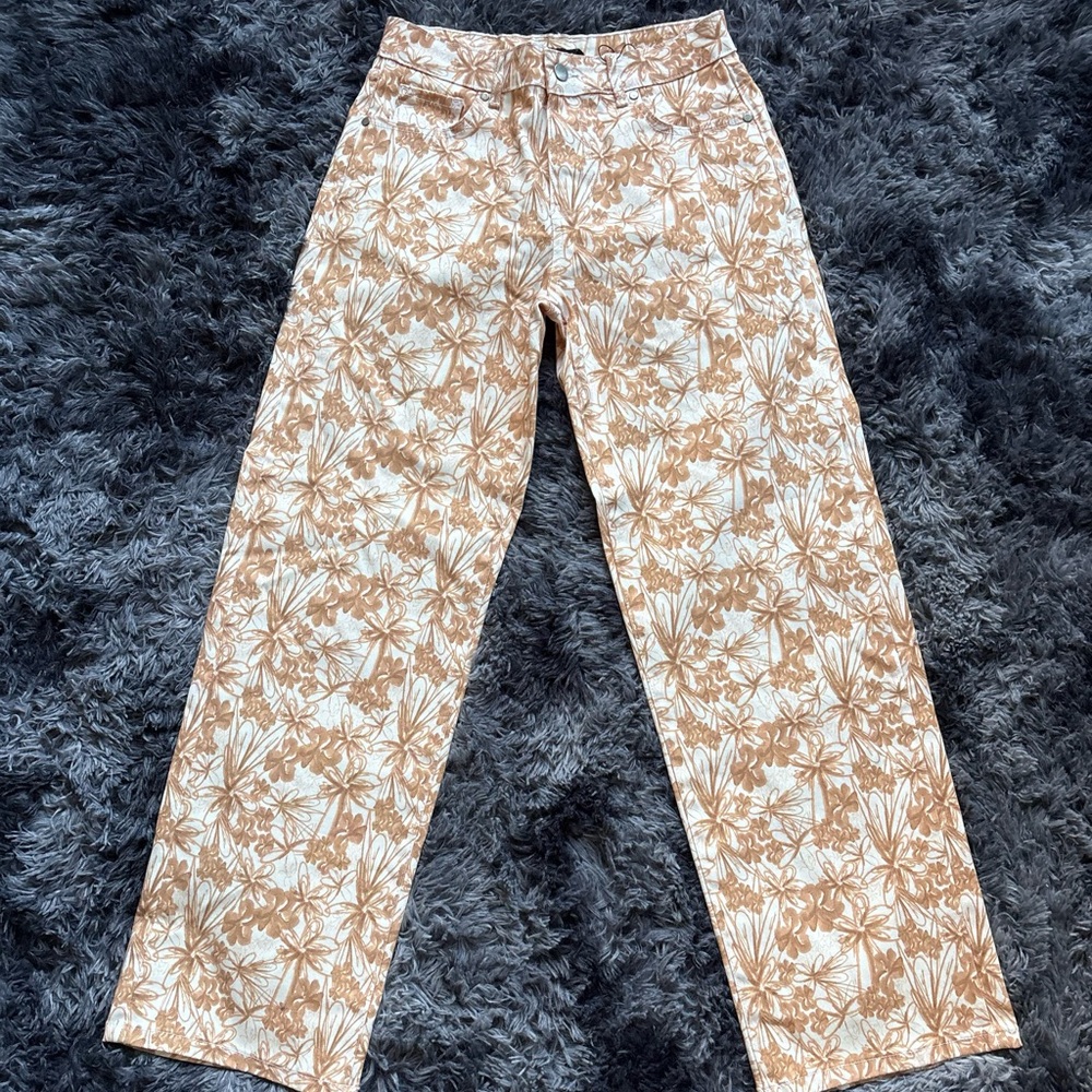 PrettyLittleThing Petite Cream and Tan Abstract Floral Denim Jeans – Size 4P